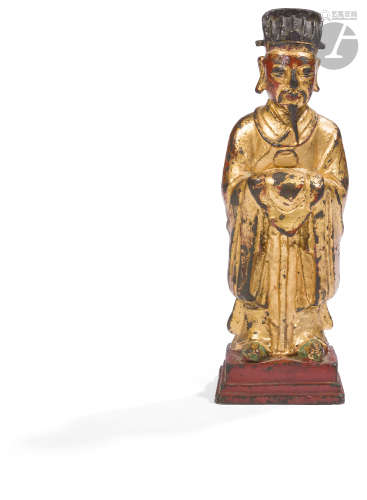 CHINE - Époque MING (1368 - 1644) Statuette de dignitaire en bronze laqué or, debout sur un socle