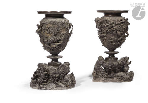 JAPON - XIXe siècle Paire de grands vases en bronze reposant sur un socle en forme de rocher, la