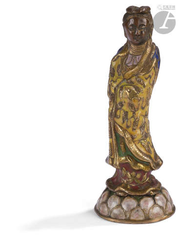 CHINE - XIXe siècle Statuette en bronze à champlevés émaillés polychromes de guanyin debout sur le
