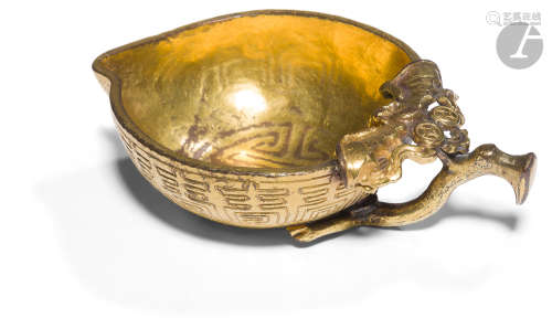 CHINE - Début XIXe siècle Petite coupelle en forme de pêche de longévité en bronze doré, la prise en