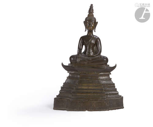LAOS - XVIIIe siècle Statuette de bouddha en bronze à patine brune, assis en padmasana sur un