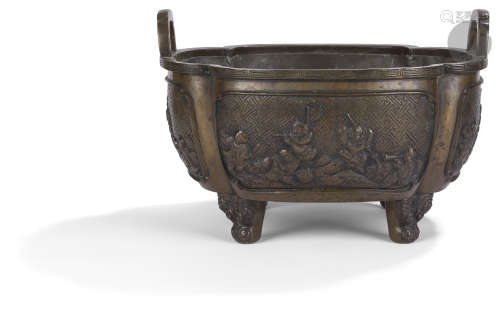 CHINE - Fin XIXe siècle Vasque quadripode polylobée en bronze à patine brune à décor en relief