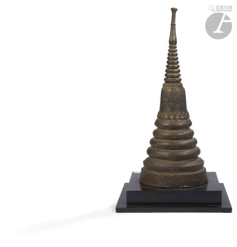 THAÏLANDE - XVIIIe / XIXe siècle Grande stupa en bronze à traces de dorure, ornée d'une frise de