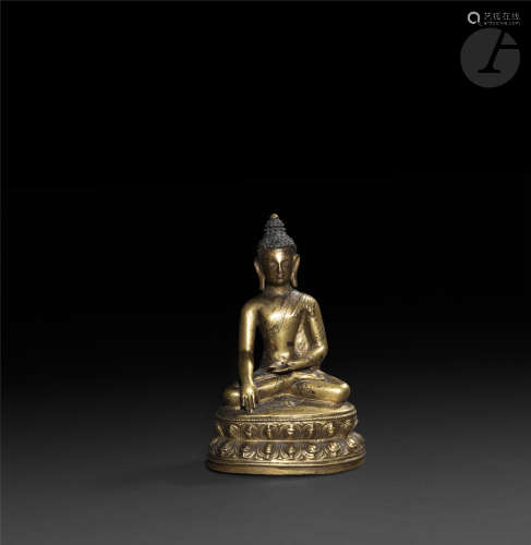 TIBET - XVIIe siècle Statuette du bouddha Sakyamuni en bronze doré, le visage laqué or, assis en