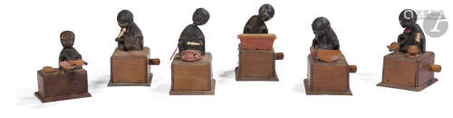 JAPON - Fin XIXe siècle Karakuri-ningyo, ensemble de six groupes de jouets articulés en bois, dont