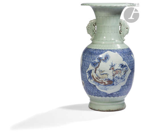 CHINE - XVIIIe siècle Vase à col ouvert polylobé en porcelaine émaillée en vert céladon, en bleu