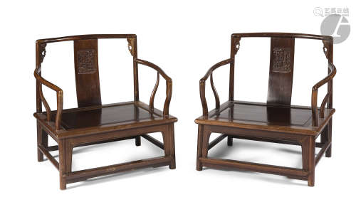 CHINE - Fin XIXe siècle Paire de fauteuils en bois à dossier incurvé sculpté en relief de deux