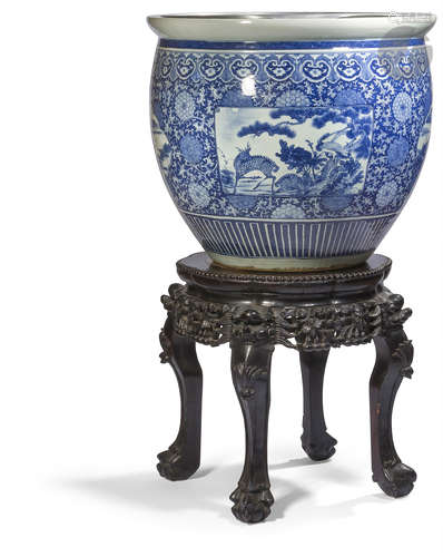 CHINE - XVIIIe siècle Vasque en porcelaine blanche émaillée en bleu sous couverte dans des