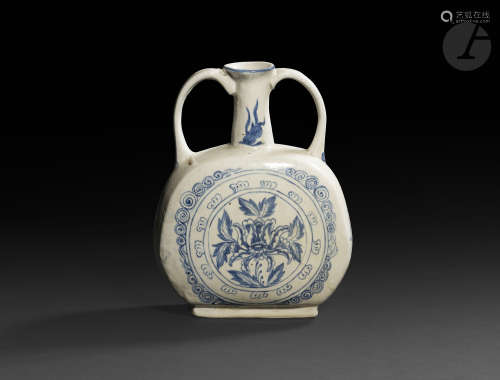 VIETNAM - XVe / XVIe siècle Gourde à deux anses en grès bleu blanc à décor central de lotus épanoui.
