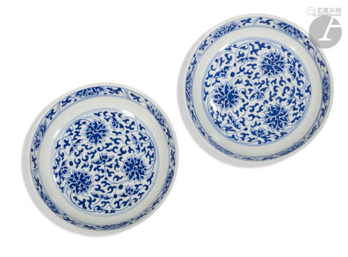 CHINE - Époque DAOGUANG (1821 - 1850) Paire de coupes en porcelaine décorée en bleu sous couverte de