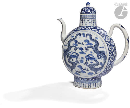 CHINE, Canton - XIXe siècle Verseuse couverte en forme de gourde en porcelaine émaillée en bleu sous