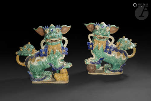 INDOCHINE, vers 1900 Importante paire de couple de chimères en porcelaine émaillée polychrome en