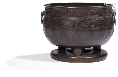 JAPON - XIXe siècle Brûle-parfum tripode en bronze à patine brune, les deux anses en forme de