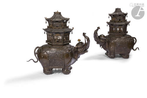 JAPON - Vers 1900 Paire de brûle-parfums en forme d'éléphants en bronze à patine brune, marchant