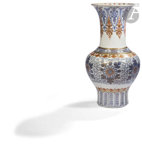 JAPON - Époque MEIJI (1868 - 1912) Grand vase balustre à col évasé à décor en bleu sous couverte