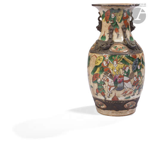 CHINE, Nankin - Fin XIXe siècle Vase en porcelaine émaillée polychrome à décor de cavalier, l'