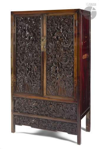 CHINE - XIXe siècle Paire d'armoires en bois exotique ouvrant par deux portes imbriquées de panneaux