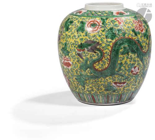 CHINE - Fin XIXe siècle Pot en porcelaine émaillée polychrome dans le style de la famille verte à