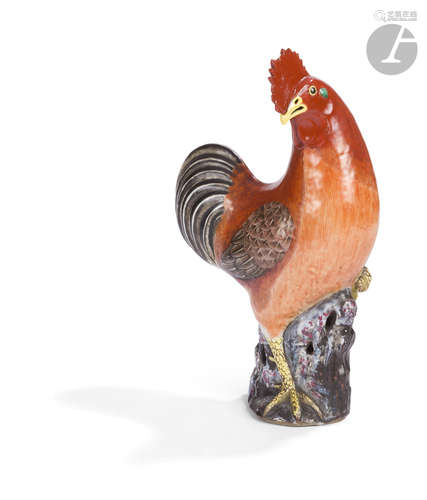 CHINE - Début XXe siècle Coq perché sur un rocher en porcelaine émaillée polychrome. (Éclat à la