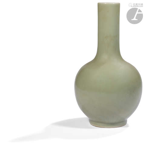 CHINE - XIXe siècle Vase bouteille en porcelaine émaillée céladon vert. H. 33,3 cm