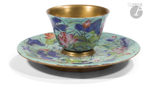 CHINE - XXe siècle Sorbet et sa soucoupe en porcelaine émaillée polychrome et or à décor de lotus