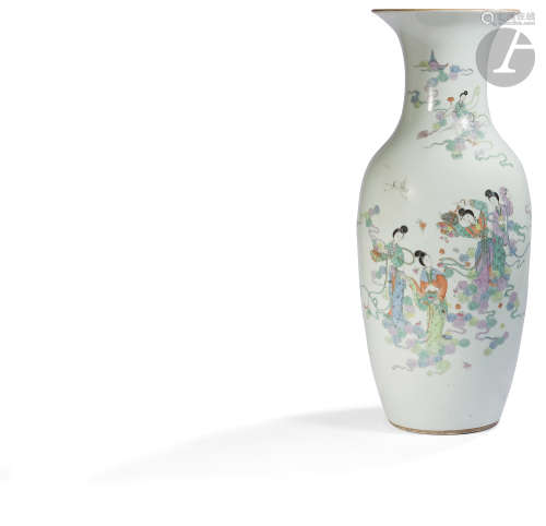 CHINE - Début XXe siècle Vase balustre en porcelaine blanche émaillée polychrome à décor d'