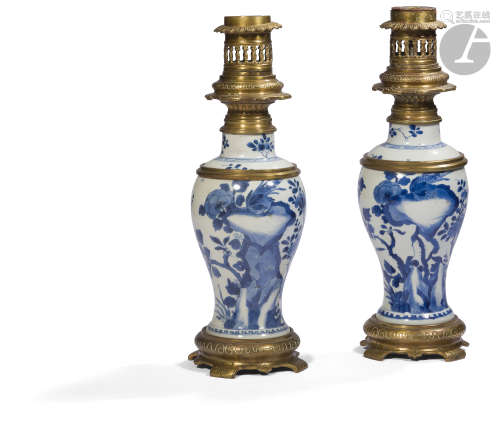 CHINE - Époque KANGXI (1662 - 1722) Deux vases pouvant former paire, de forme balustre à col