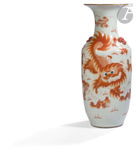 CHINE - XXe siècle Vase balustre en porcelaine blanche émaillée en rouge de fer de chimères jouant