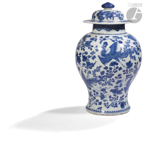 CHINE - Époque KANGXI (1662 - 1722) Potiche couverte balustre en porcelaine émaillée en bleu sous