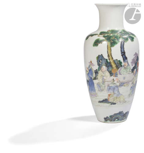 CHINE - Époque de la République - MINGUO (1912 - 1949) Vase balustre à col ouvert en porcelaine