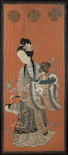 CHINE - XIXe siècle Panneau en soie rouge corail, brodé aux fils polychromes et dorés d'une