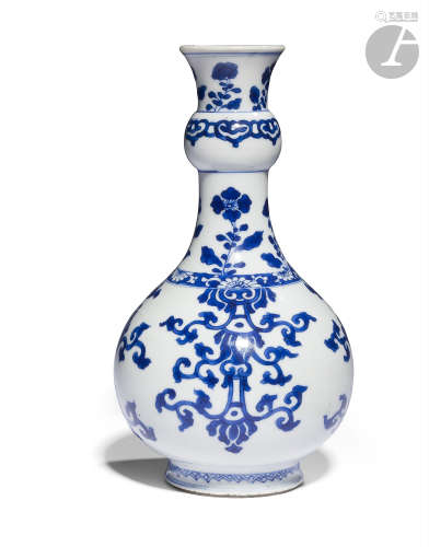 CHINE - Époque KANGXI (1662 - 1722) Vase balustre à col étroit et renflé en porcelaine décorée en