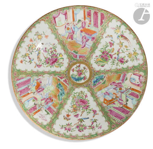 CHINE, Canton - Fin XIXe siècle Plat en porcelaine émaillée polychrome de la famille rose à décor de