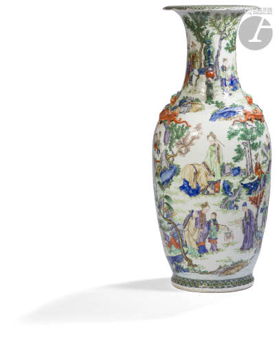 CHINE, Canton - Début XXe siècle Vase balustre à col ouvert polylobé en porcelaine émaillée