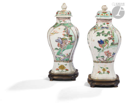 CHINE - Époque KANGXI (1662 - 1722) Paire de petits vases couverts de forme rectangulaire en