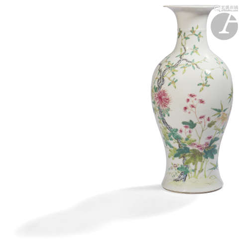 CHINE - XXe siècle Vase balustre à col ouvert en porcelaine blanche à décor émaillé polychrome