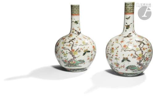 CHINE - Début XXe siècle Paire de vases bouteilles dits tianqiuping (sphère céleste) en porcelaine