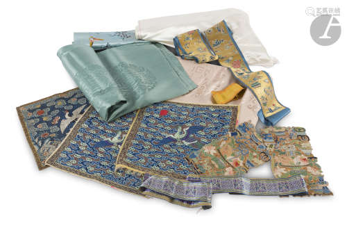 CHINE - XIXe siècle Ensemble de textiles : - Trois chutes de tissus en soie verte, blanche et beige,