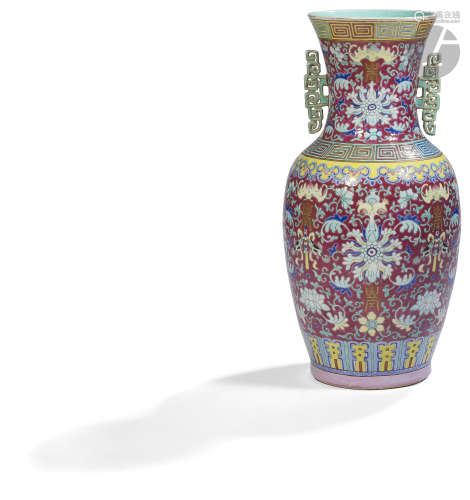 CHINE - Début XXe siècle Vase balustre en porcelaine émaillée polychrome et or sur fond rubis à