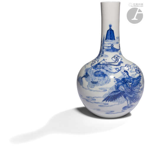 CHINE - XXe siècle Vase à panse basse en porcelaine émaillée en bleu sous couverte d'immortels parmi