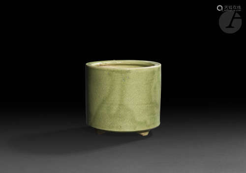 CHINE - XXe siècle Pot tripode en grès émaillé céladon. H. 10,7 cm ; diam. 10,4 cm