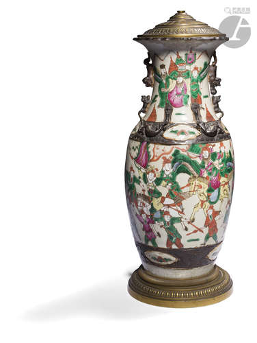 CHINE, Nankin - Fin XIXe siècle Vase en porcelaine craquelé émaillé polychrome à décor de cavaliers,