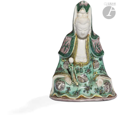 CHINE - XIXe siècle Statuette de Guanyin en porcelaine émaillée sancai, en vert, jaune et aubergine,