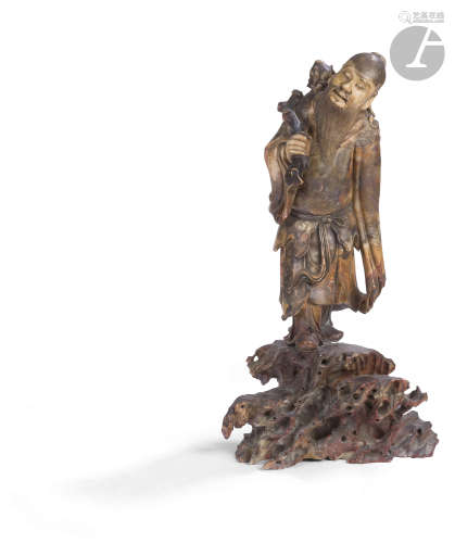 CHINE - XVIIIe / XIXe siècle Statuette d'immortel debout sur un rocher en stéatite sculptée,