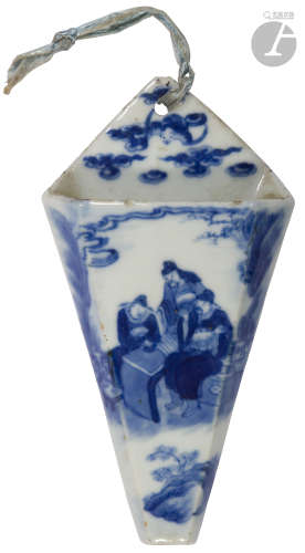 CHINE - XVIIIe siècle Petite bouquetière en applique en porcelaine blanche décorée en bleu sous