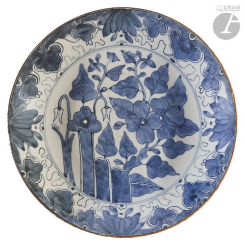 JAPON - XXe siècle Deux plats ronds en porcelaine bleu blanc à décor de branches fleuries parmi