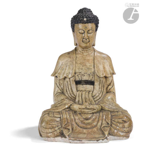 CHINE - Début XXe siècle Statuette de bouddha en stéatite sculptée, assis en padmasana les mains