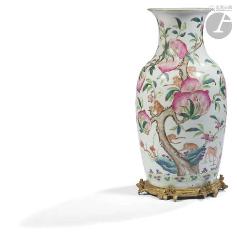 CHINE - Fin XIXe siècle Vase balustre en porcelaine émaillée polychrome dans le style de la