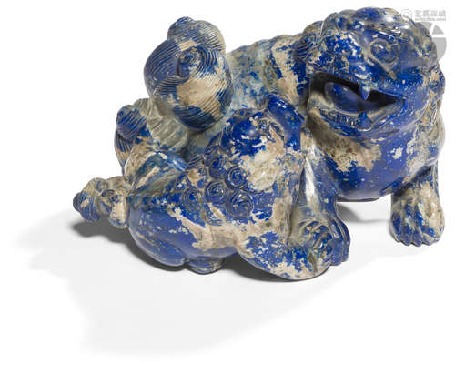 CHINE - XXe siècle Groupe en sodalite sculptée formant une chimère femelle jouant avec son chiot. L.