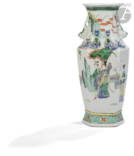 CHINE - Fin XIXe siècle Vase balustre à facettes en porcelaine émaillée polychrome dans le style